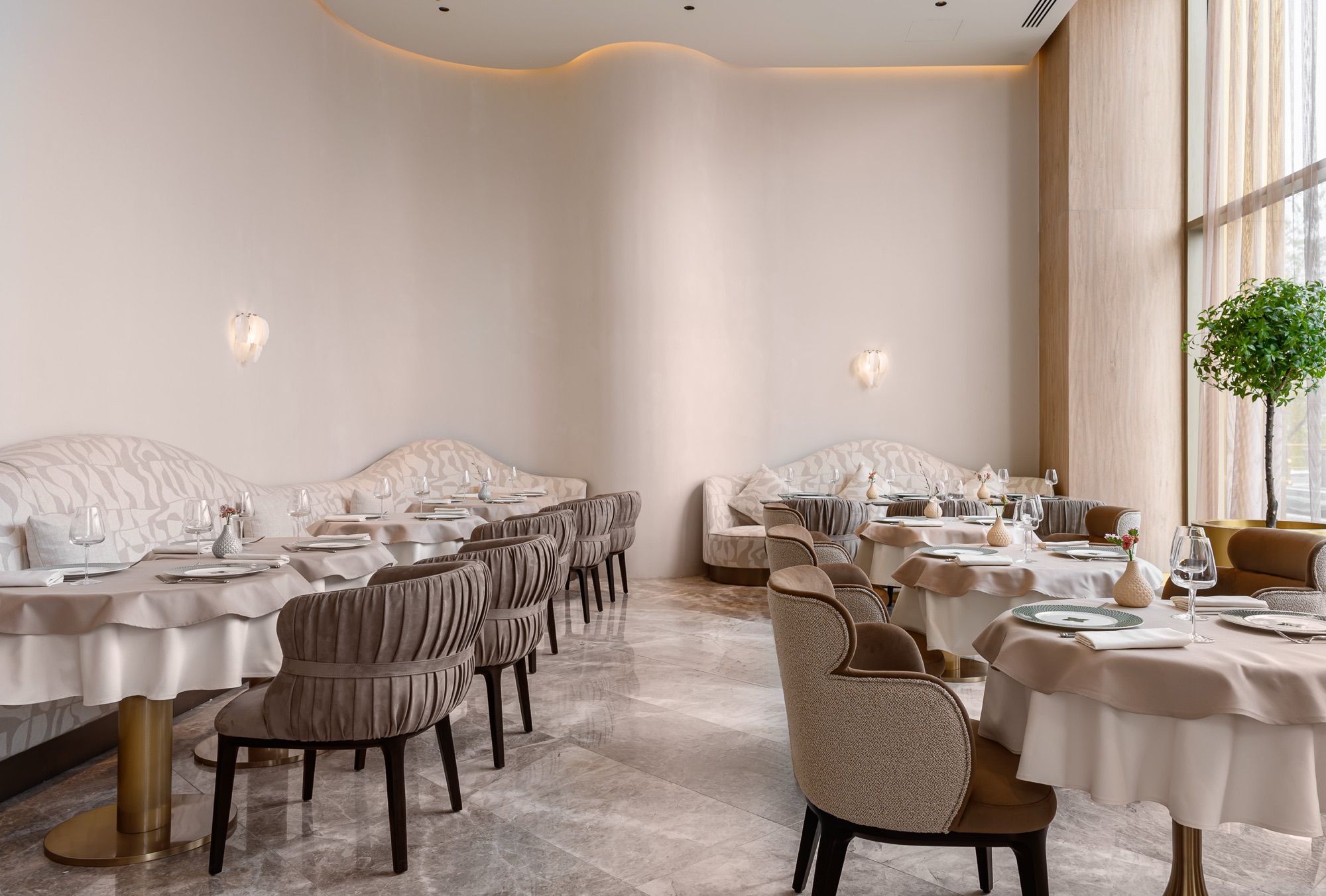 Зал ENZO Rest с панорамными окнами